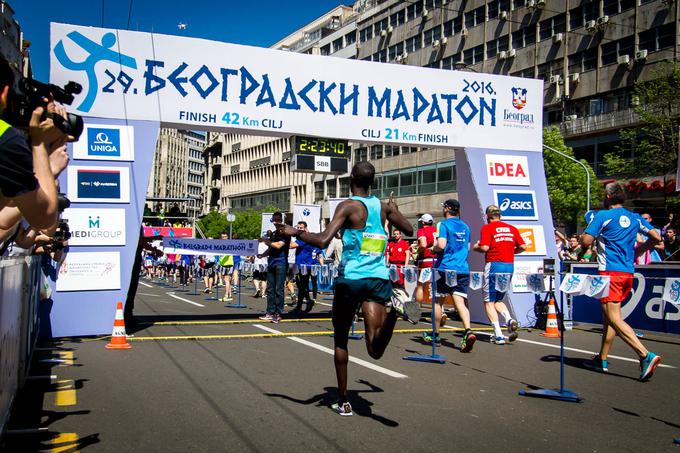 Kenijec Abel Kibet Rop je zmagovalec letošnjega beograjskega maratona, ki je minil v znamenju vročine. | Foto: 