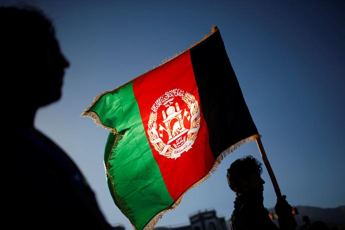 Afganistan zastava | Varnost v državi se je po vrnitvi talibanov na oblast leta 2021 močno izboljšala, vendar pa lokalna veja skrajne sunitske Islamske države ostaja še naprej grožnja in stoji za večino napadov predvsem na šiitske in druge verske manjšine. | Foto Reuters