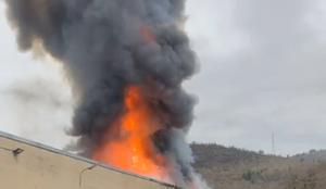 Izbruhnil ogromen požar: na delu 70 gasilcev, gori 900 ton litijevih baterij
