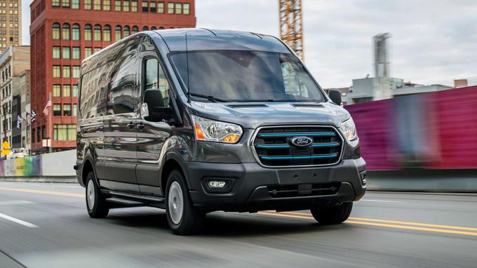 Transit je eden varnejših kombijev na cestah in ima skupno maso do 3,5 tone, pri Fordu pa so predstavili še električno različico. | Foto: Ford
