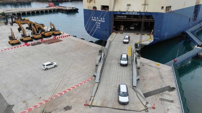 Vsakodnevna rutina pretovarjanja avtomobilov z ladje na parkirišča. | Foto: Luka Koper