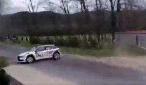 Voznika na madžarskem reliju odneslo med gledalce, štirje mrtvi #video