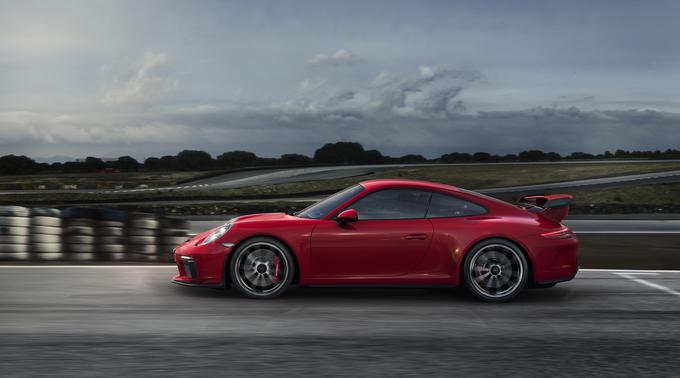 V primerjavi z modelom 911 carrera S je novi GT3 postavljen 25 milimetrov bližje asfaltu. Osnovna nastavitev podvozja je še bolj natančna, odlikuje pa ga tudi izvrstno krmiljenje, kar smo poudarili že pri testu predhodnika na dirkališču. Tam sta nas presenetila predvsem oprijem na sprednji premi in volan, ki vse, kar se dogaja na podlagi, neposredno sporoča v voznikove dlani. To vsekakor drži. | Foto: Porsche