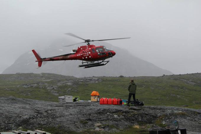 "Na Danskem je prednost, da lahko vzorčiš z letalom na različnih višinah, na Arktiki pa še vedno razvijajo postopke, da bi lahko vzorčili z droni. Včasih sicer vzorčijo z letali tudi tam, a je veliko dražje in bolj zapleteno," pojasni Tina Šantl Temkiv, ki je pri svojem delu veliko v zraku. Na fotografiji je helikopter na Grenlandiji. | Foto: osebni arhiv/Lana Kokl