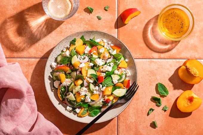 Priprava solate vam ne vzame veliko časa, hkrati pa je lahko polnovreden obrok v poletnih mesecih. | Foto: Shutterstock