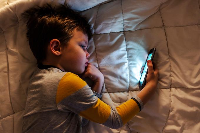 S pametnimi mobilnimi telefoni je – tudi najmlajšim – internet dobesedno vedno na dosegu roke. | Foto: Shutterstock