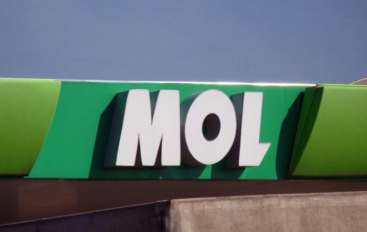 Bencinska črpalka MOL | Mol je pogodbo o nakupu 92,25-odstotnega deleža v družbi OMV Slovenija, v kateri že ima 7,75-odstotni delež, podpisal junija 2021. | Foto STA