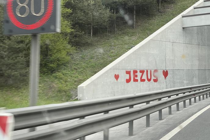 grafit napis avtocesta | Foto Gregor Pavšič