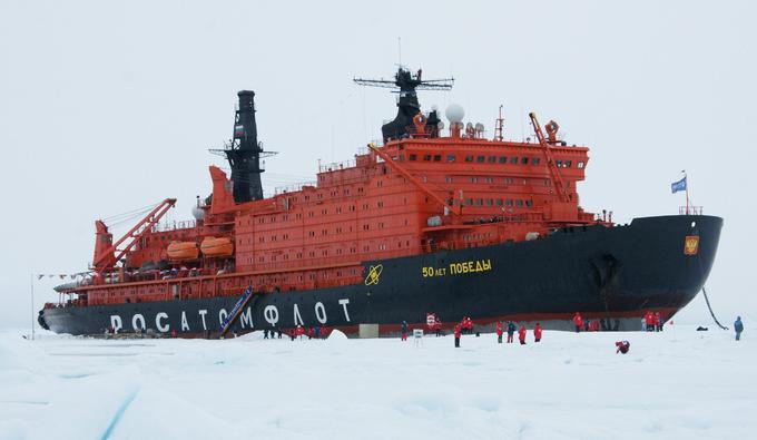 50 leti pobedi – 50 let zmage je ruski jedrski ledolomilec razreda Arktika. Velja za največji jedrski ledolomilec na svetu. Gradnje se je začela 4. oktobra 1989 v Baltiški ladjedelnici v Sankt Peterburgu, vendar se je leta 1994 prekinila zaradi pomanjkanja sredstev in se ponovna začela leta 2003. | Foto: Thomas Hilmes/Wikimedia Commons