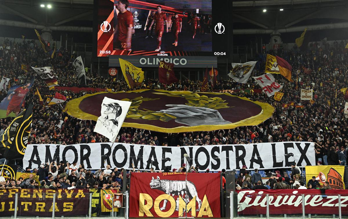 AS Roma navijači | Navijači Rome pred prvo tekmo z Bayerjem. | Foto Reuters