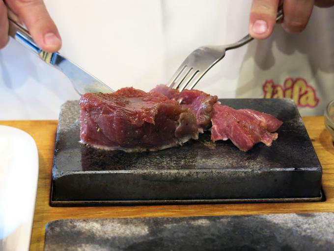 Steak si lahko - bolj ali manj uspešno - spečete tudi sami. | Foto: Miha First