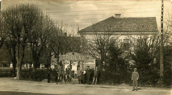 Senčnat gostilniški vrt Hotela Triglav pomladi leta 1925 | Foto: Zbirka Ljuba Motoreta