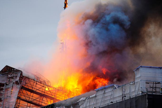 Zvonik, ujet v plamen.  | Foto: Reuters