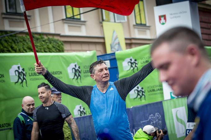 Borut Pahor z zastavo v cilju. | Foto: Ana Kovač