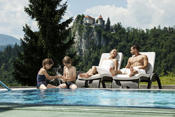 Naj vas začara bazenski kompleks v Wellnessu Živa v Rikli Balance Hotelu s pogledom na Blejski grad. | Foto: 