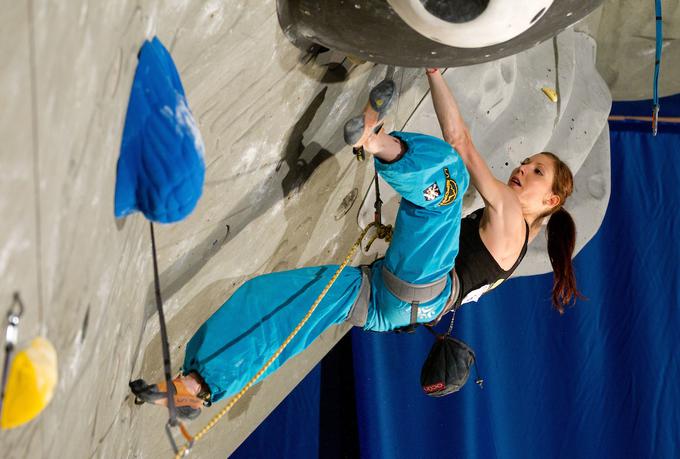 Vse se spreminja, tudi moda v tekmovalnem športnem plezanju. Markovičeva na tekmi v Kranju leta 2011, kjer je osvojila 2. mesto. | Foto: Vid Ponikvar