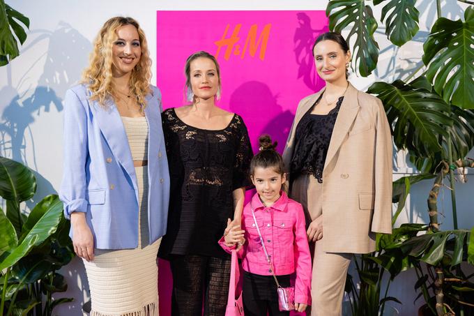 Valeria Četić, predstavnica H&M Slovenija, vplivnica Nina Grilc s hčerko in Marie Kren, H&M Fashion PR | Foto: Intihar