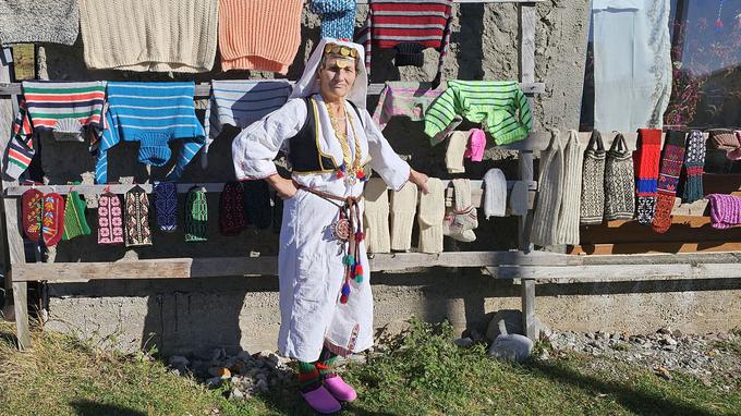 Lukomir na malo manj kot 1.500 metrih nad morjem je najvišje ležeča vas v Bosni in Hercegovini in tudi ena od zadnjih še preostalih nomadskih vasi, zaradi njene odročnosti se je vojna dogajanja v devetdesetih letih prejšnjega stoletja niso dotaknila. | Foto: Srdjan Cvjetović
