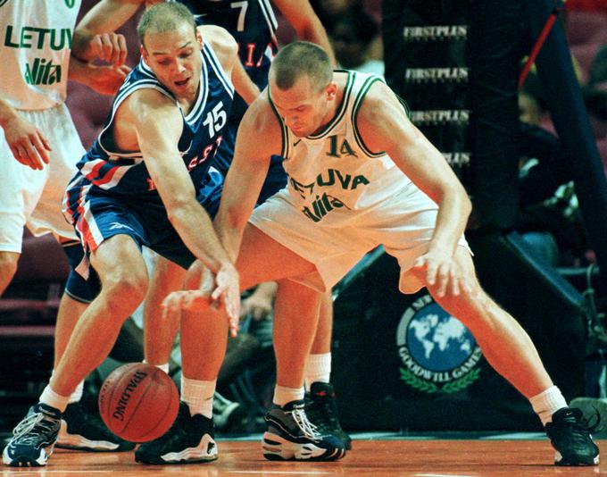 Nekdanji ruski košarkarski reprezentant Vitalij Nosov (levo) je bil pri Olimpiji štiri sezone (1993-95 in 96-98). Dobrodušni velikan je ostal v spominu po odlični obrambi in bistveno manj posrečenih prostih metih. | Foto: Reuters