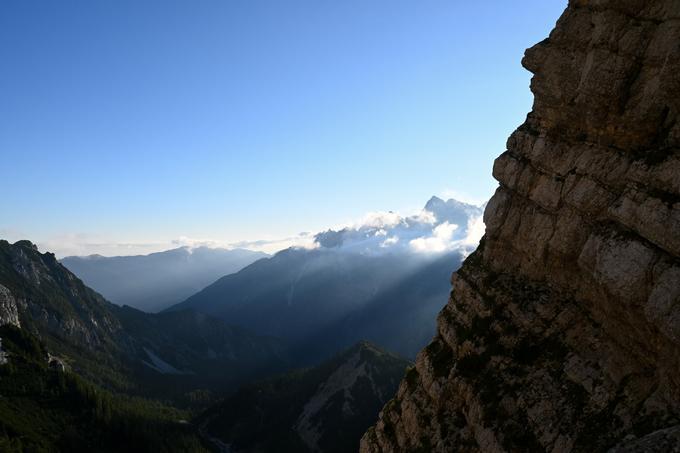 Ko se zgodaj zjutraj sonce šele dviga nad gorami. | Foto: Matej Podgoršek
