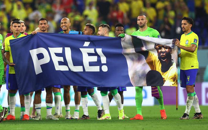 Brazilski nogometaši so po zmagi nad Južno Korejo razvili transparent v znak podpore bolnemu Peleju. | Foto: Reuters