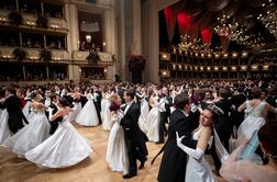 Odvrtel se je dunajski operni ples, tokrat prvič z istospolnim parom #foto