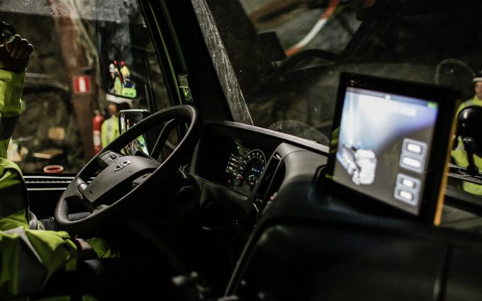 Samodejni sistemi vožnje v zahtevnih delovnih pogojih optimirajo prestavljanje, krmiljenje in hitrost, zato je mogoče zmanjšati še porabo goriva in izpuste ter zmanjšati tveganja okvare zaradi preobremenjenega materiala iz naslova nepravilne uporabe. | Foto: Volvo