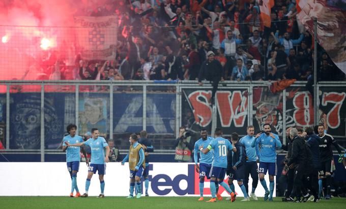 Veselje nogometašev pred številnimi navijači Marseilla, ki so pripotovali na tekmo v Salzburg. | Foto: Reuters