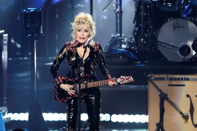 Dolly Parton | Upam, da je to nekaj, kar se vas bo dotaknilo in se bo morda dotaknilo dovolj ljudi, da bodo želeli nekaj spremeniti na bolje," je o prvi pesmi z albuma povedala Dolly Parton. | Foto Reuters