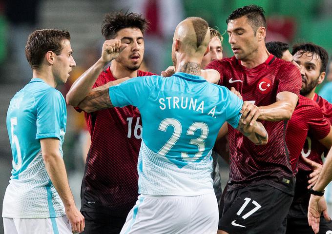Aljaž Struno bi lahko na mestu desnega bočnega branilca zamenjal tudi Boban Jović (levo). | Foto: Vid Ponikvar