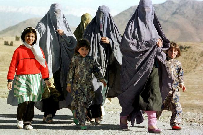 Afganistanke, oblečene v burke | Talibani so od avgusta 2021 sprejeli več kot 40 odlokov, s katerimi si prizadevajo izbrisati ženske iz javnega življenja. Minilo je že 534 dni, odkar najstnice ne smejo v šolo, in 78 dni, odkar je ženskam prepovedan dostop do univerz. | Foto Reuters