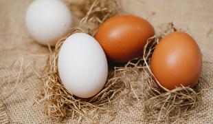 Kako pobeliti jajca, da bodo pirhi lepših barv? #video
