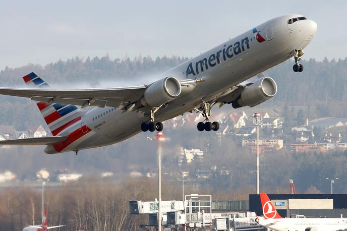 American Airlines | Potnik je spuščal vetrove, nato pa se še prepiral.  | Foto Reuters