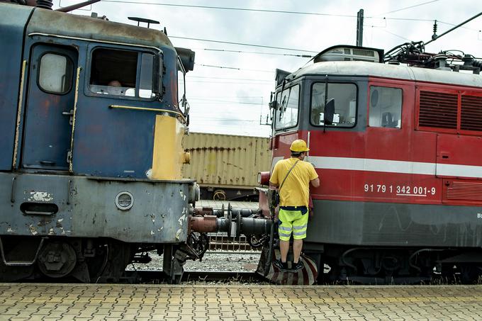Madžarska in slovenska lokomotiva v Hodošu | Foto: Ana Kovač