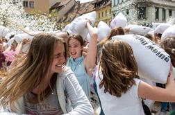 V Ljubljani frčalo perje: na Prešernovem trgu stres sproščali s pretepanjem