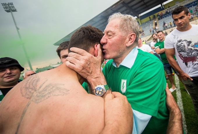 Tako ga je poljubil predsednik Milan Mandarić po tem, ko je Olimpija po zaslugi zadetka Roka Kronavetra v sezoni 2017/18 postala državni prvak. | Foto: Vid Ponikvar