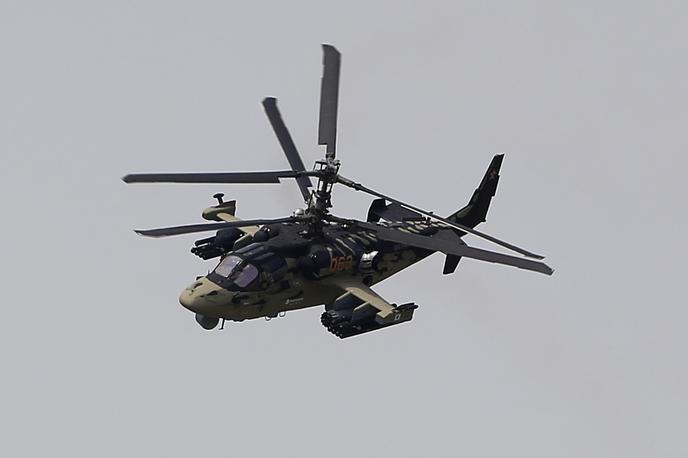 Ruski helikopter Ka-52 | Ruski dvosedežni helikopter Ka-52, znan tudi kot aligator, je namenjen tudi uničevanju tankov. | Foto Guliverimage