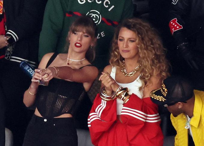 Pevka Taylor Swift in igralka Blake Lively v eni od luksuznih lož na Super Bowlu 2024 | Foto: Reuters