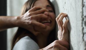 Sošolka naj bi pozivala k njenemu posilstvu, zdaj so jo brutalno pretepli