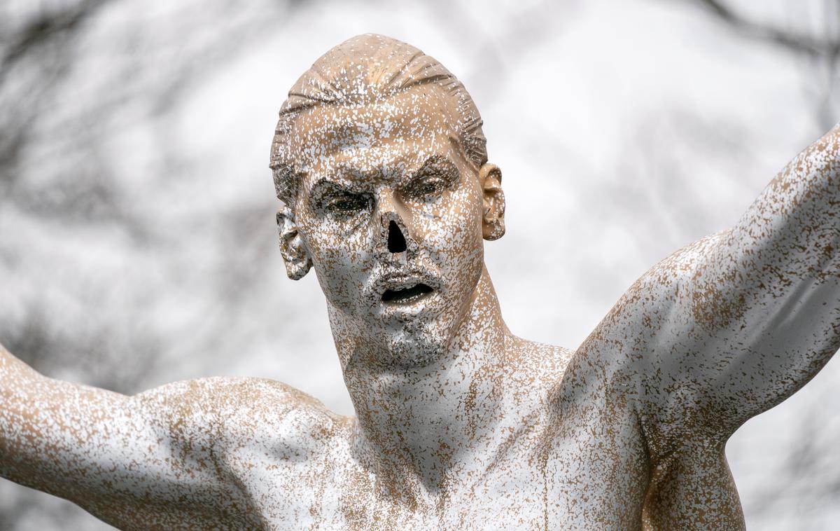 Zlatan Ibrahimović kip | Kip zvezdniškega švedskega nogometnega napadalca Zlatana Ibrahimovića, ki so ga poškodovali vandali, so po treh letih obnovili in restavrirali, a ga ne bodo vrnili na podstavek pred stadionom v Malmöju. | Foto Reuters