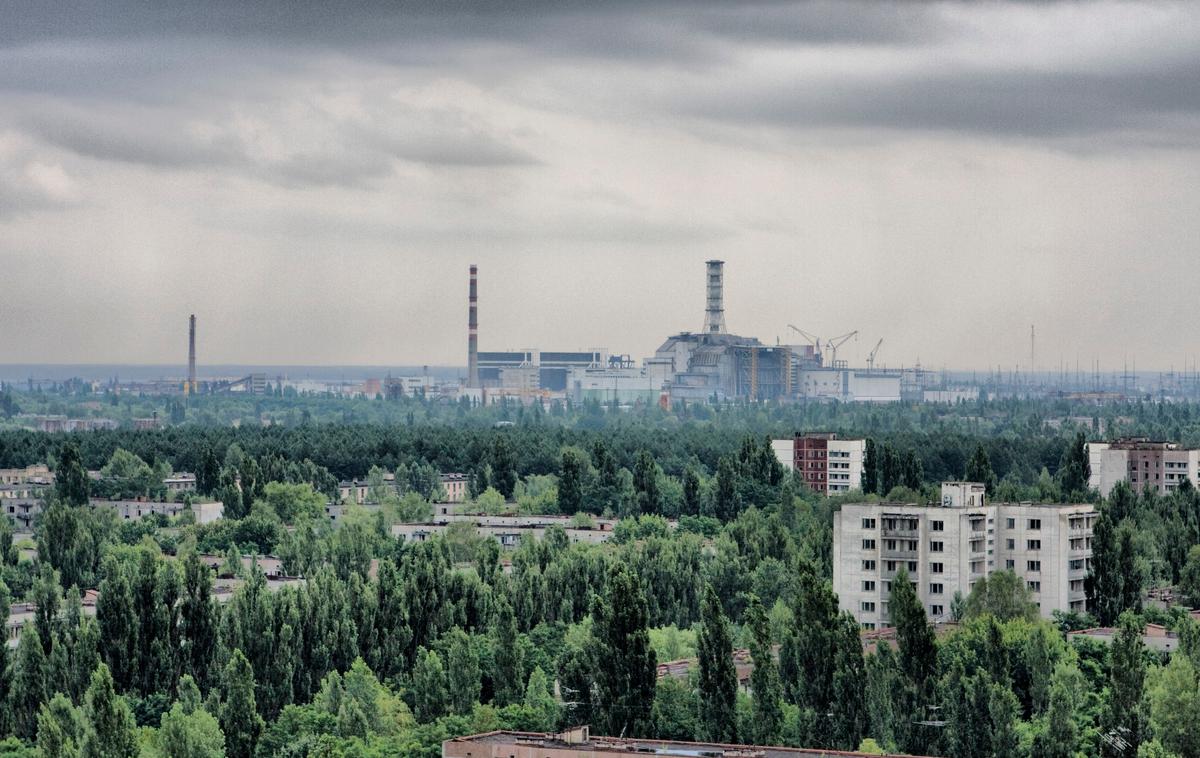 Černobil | Morda se sliši neverjetno, a jedrska elektrarna Černobil po katastrofalni eksploziji v reaktorju štiri ni prenehala proizvajati elektrike. Reaktor dve je deloval do leta 1991, ko je njegovo turbino zajel požar in jo uničil. Reaktor ena so po dogovoru ukrajinskih oblasti z agencijo IAEA o prenehanju aktivnosti v Černobilu ugasnili leta 1996. | Foto Shutterstock