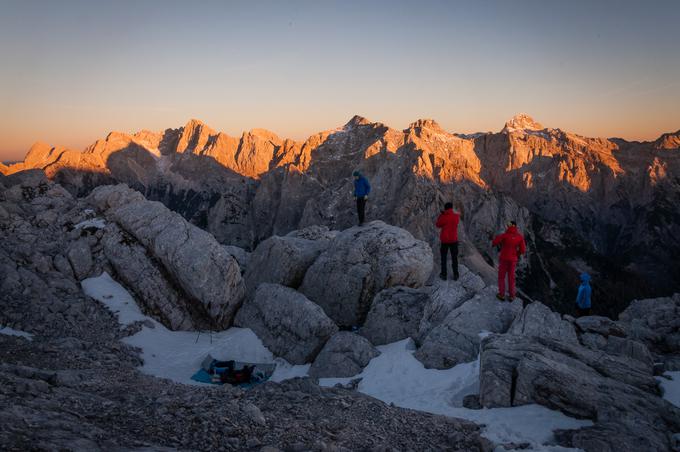Ustvarjalci filma so vso snemalno opremo v gore znosili peš in prenočili v objemu gora. (Foto: Rok Potočnik). | Foto: 