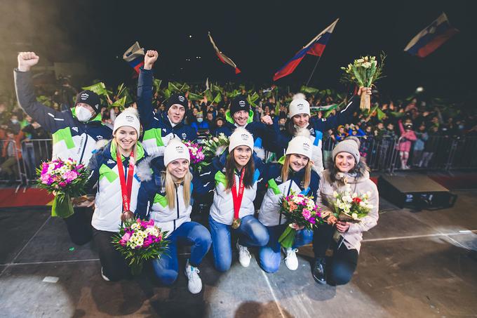 Skupaj z dekleti ob povratku z olimpijskih iger v Pekingu | Foto: Grega Valančič/Sportida
