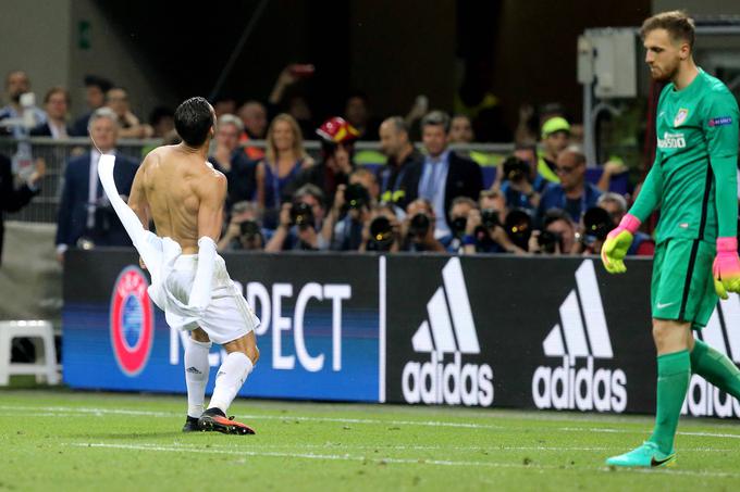 Ko je Cristiano Ronaldo v Milanu premagal Jana Oblaka, je bil to zanj že tretji evropski naslov. Prvega je prav tako po loteriji kazenskih strelov osvojil leta 2008 z Manchester Unitedom, pozneje je v dresu Reala proslavljal še štiri. Dva prav po zmagah v finalu nad Atleticom (2014 in 2016), leta 2017 je ugnal Juventus, leta 2018 pa svoj peti evropski naslov proslavljal po zmagi nad Liverpoolom. | Foto: Guliverimage