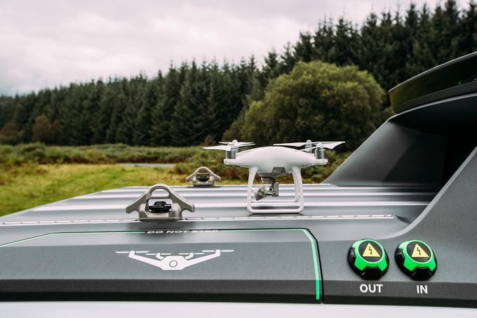 Pomemben za uspešno reševalno vlogo vozila je dron DJI Phantom 4 z največjo operativno višino 6.000 metrov. Tehta zgolj 1.380 gramov in lahko skoraj 30 minut leti s hitrostjo do 20 metrov na sekundo. Pri tem slike pošilja v vozilo, kjer si jih lahko ogledamo na HD-zaslonu, ki se iztegne iz stranice kesona. | Foto: Nissan