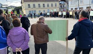 V Metliki s protestnim shodom proti krčenju nujne medicinske pomoči