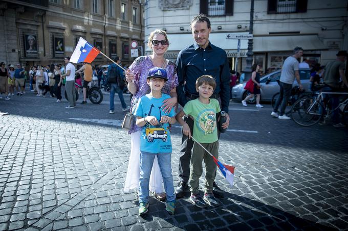Slovenska družina, ki trenutno živi v Rimu. "Prišli smo pogledat zmago Primoža Rogliča." | Foto: Ana Kovač