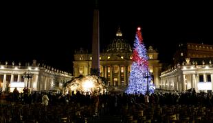 V Vatikanu prižgali lučke na božičnem drevesu #foto