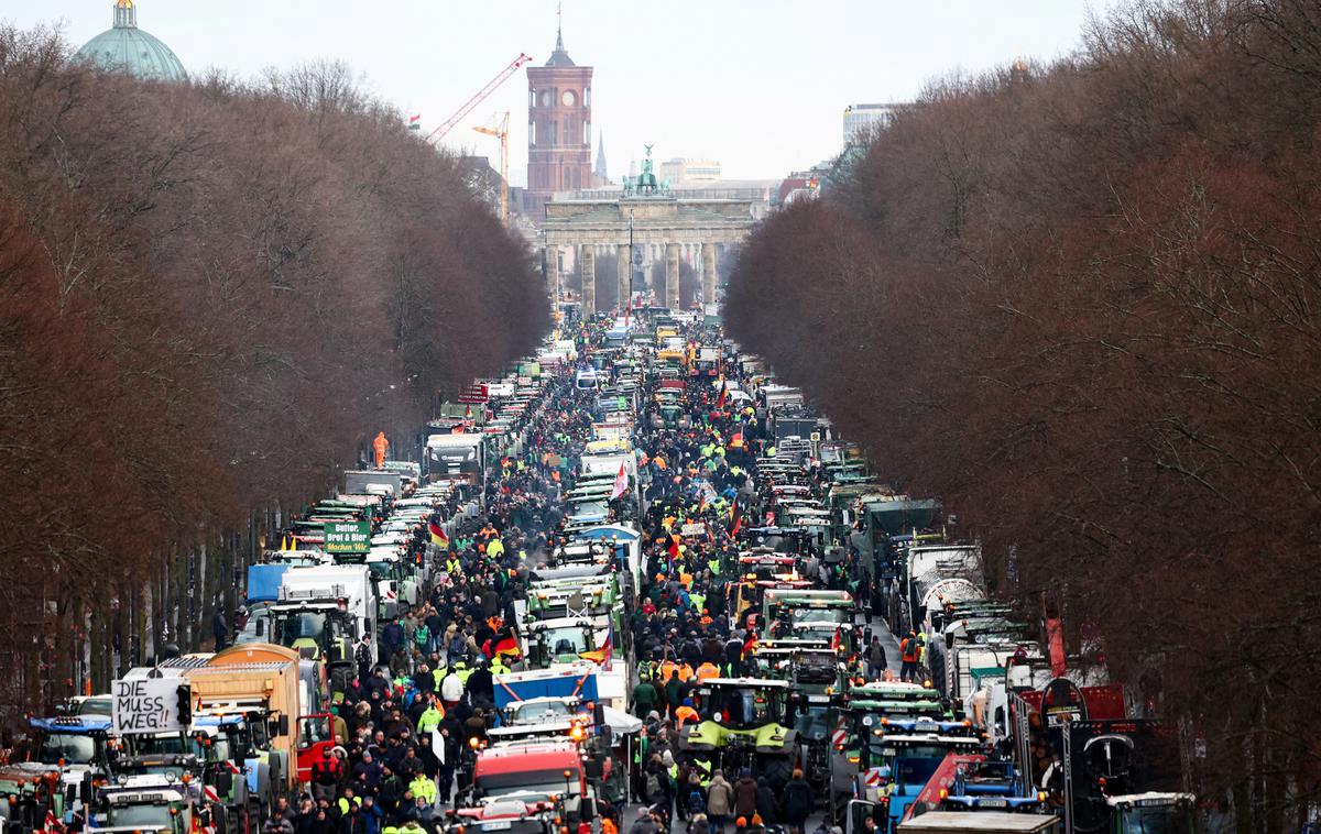 Protest kmetov v Berlinu | Po podatkih lokalne policije je danes zjutraj vzdolž bulvarja, ki vodi proti znamenitim Brandenburškim vratom, stalo okoli 330 traktorjev in drugih kmetijskih vozil. | Foto Reuters