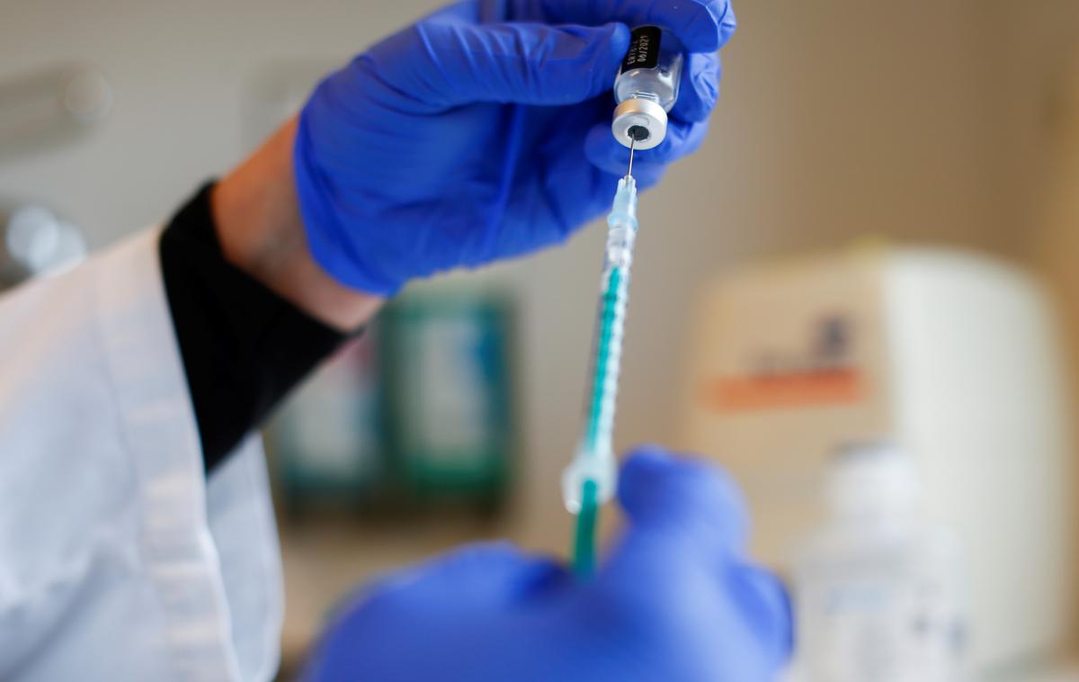 cepivo, cepljenje | Kljub redkim zapletom je vedno več znanstvenih študij, ki dokazujejo, da je cepljenje v tem trenutku najboljše orodje, ki ga imamo na voljo za zajezitev epidemije. | Foto Reuters